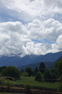 山间绿野上的蓝天白云