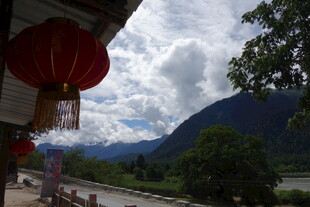 山间路旁挂红灯笼美景