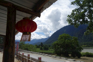 屋檐下的红灯笼与山水景