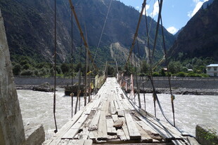 山间吊桥横跨湍急河流