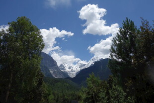 蓝天白云下的秀丽山峦