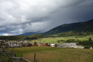 山间村落乌云下的景致