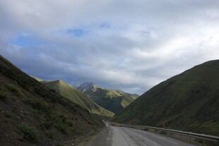 山间蜿蜒公路 风景如画