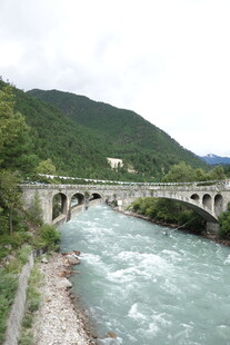山间河流上的古老石桥