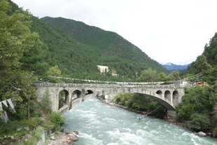 山间河流上的古朴石桥