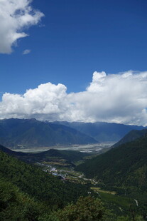 山间美景 蓝天白云映绿野