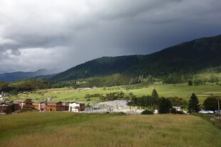 山间村落乌云下的景致