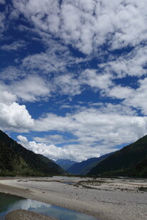 蓝天白云下的山水风光