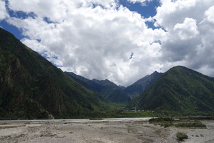 壮丽山谷间的蓝天白云