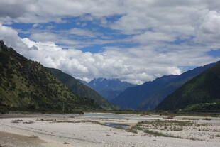山间河谷壮丽自然景观
