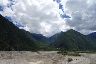 山间开阔地的壮丽云景