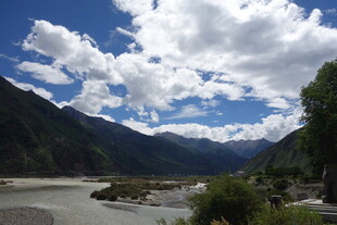 山间河畔的壮美自然风光