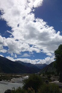 蓝天白云下的山川美景