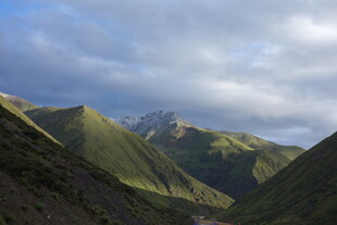 壮丽山峦 云绕山间美景