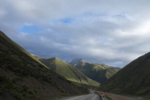 山间公路 云绕青山美景