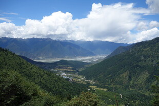 山谷美景 蓝天白云青山间