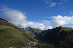 山间美景 蓝天白云映翠谷