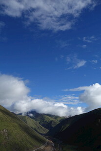 蓝天白云下的山峦美景