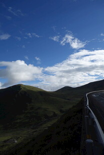山间公路 蓝天白云相伴