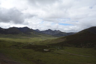 山间草原 云雾缭绕之景