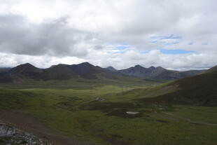 草原山峦间的壮阔风景