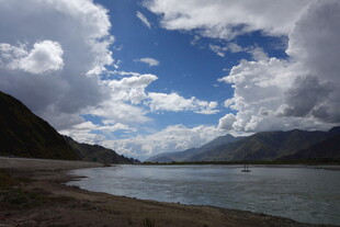 湖畔蓝天白云下的山水风光