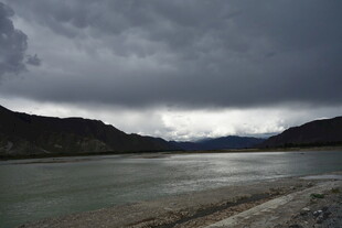 乌云笼罩下的宁静河畔