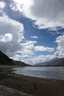 蓝天白云下的宁静湖畔