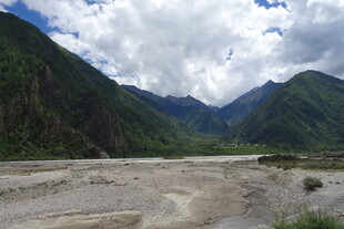 山间开阔河谷风景
