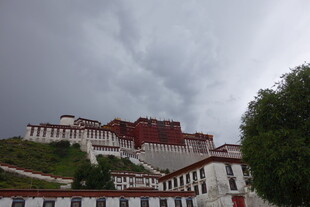 布达拉宫 云雾下的壮美建筑