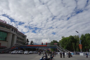 城市街道行人与蓝天白云