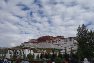 布达拉宫前的热闹景象