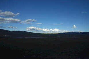 蓝天远山的开阔景致