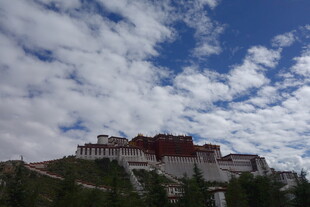 布达拉宫蓝天白云下美景