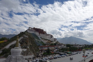 布达拉宫全景 蓝天白云相伴