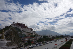 布达拉宫蓝天白云下的景致