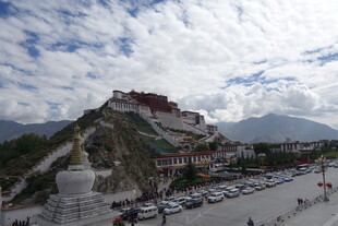 布达拉宫前的壮观景象