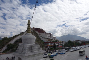 拉萨布达拉宫前的白塔景观