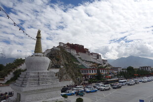 布达拉宫前的白塔景观