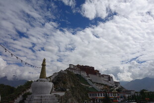布达拉宫蓝天白云下的美景