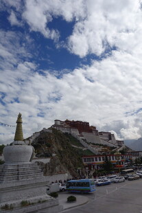 布达拉宫前的城市景象