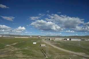 草原风光下的开阔场景
