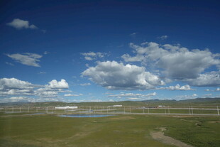 草原蓝天湖泊的美丽风光