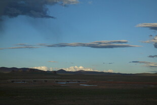 草原上的天空与远处山峦