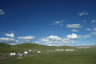 草原上的帐篷与蓝天白云