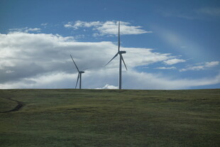 草原上的风力发电机