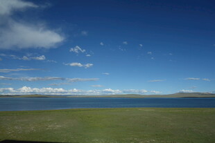 草原蓝天湖泊美景