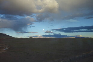 旷野之上的壮丽天空景观