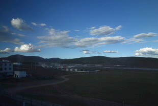 蓝天白云下的开阔风景