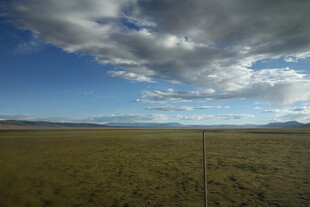 广袤草原上的蓝天白云